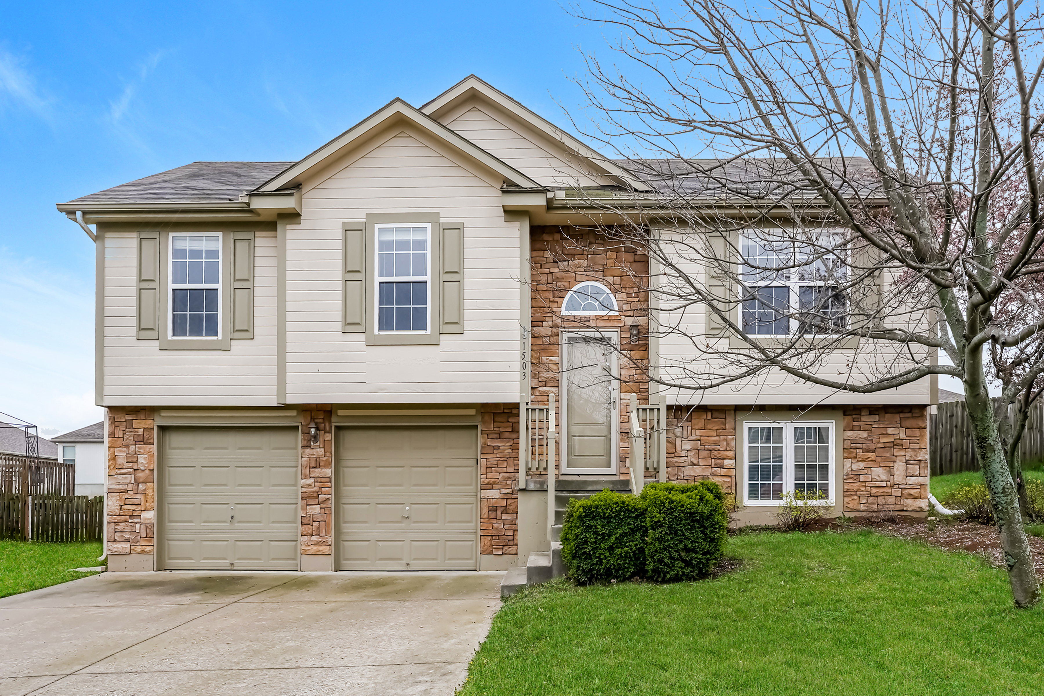 1503 NW High View Dr Grain Valley, MO 64029